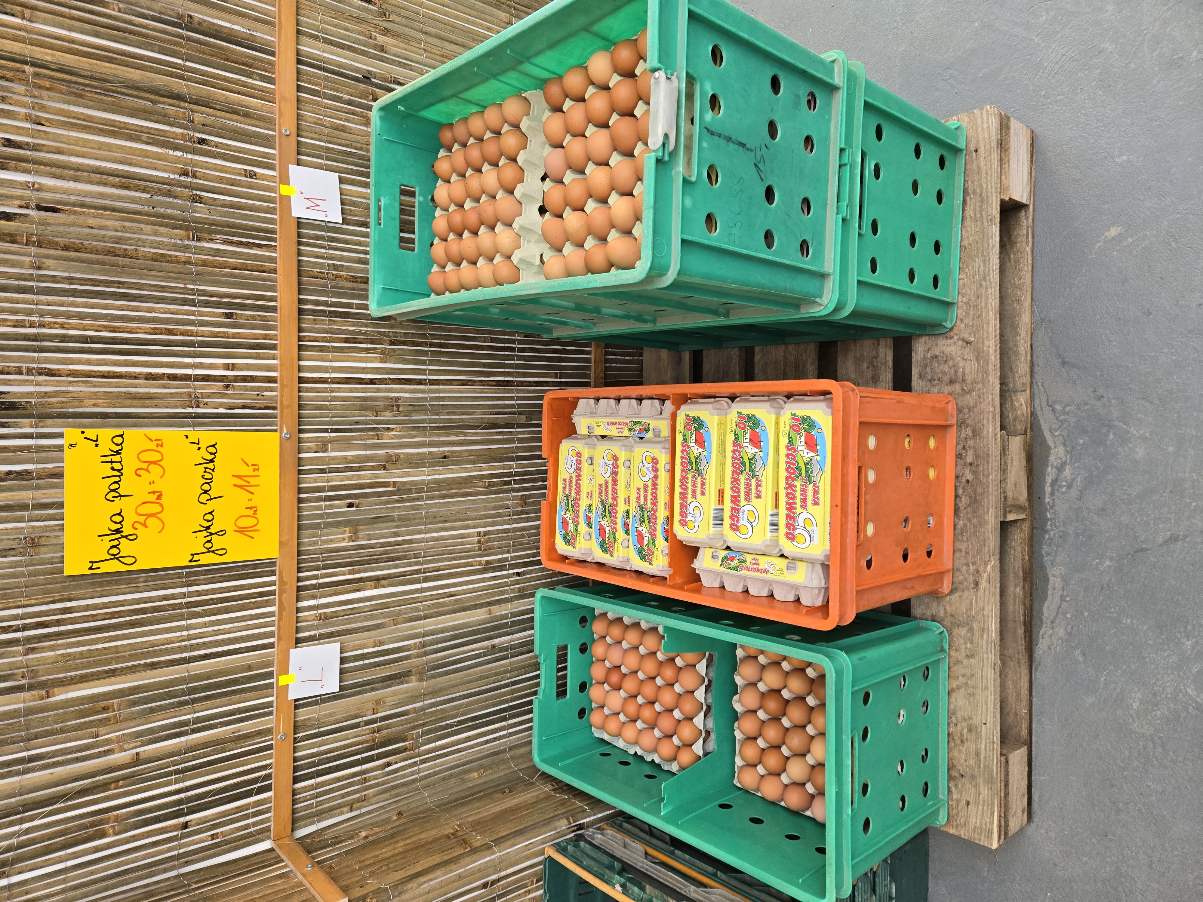 Warzywa w drewnianych skrzynkach