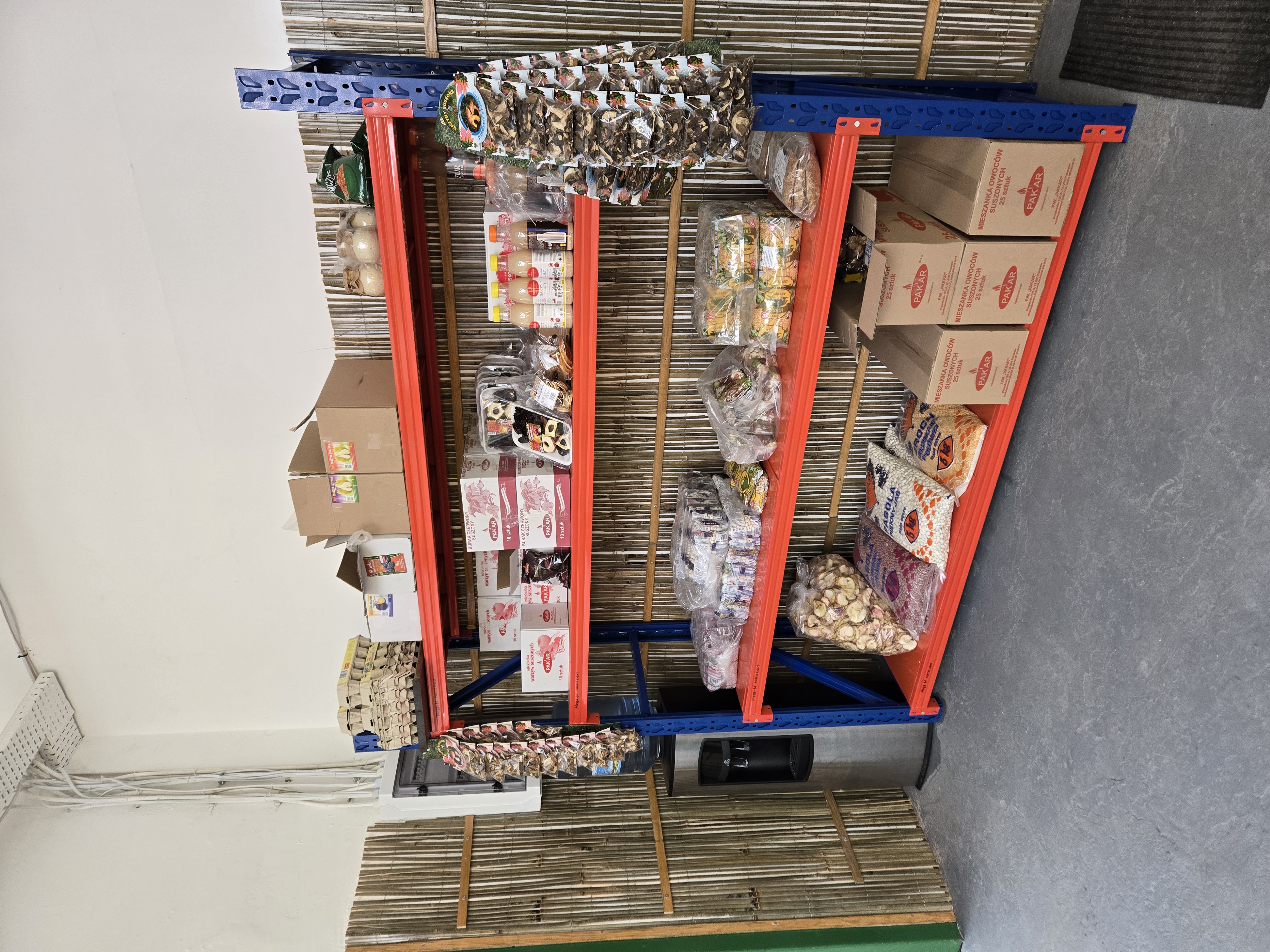 Jajka ułożone w opakowaniach na hali