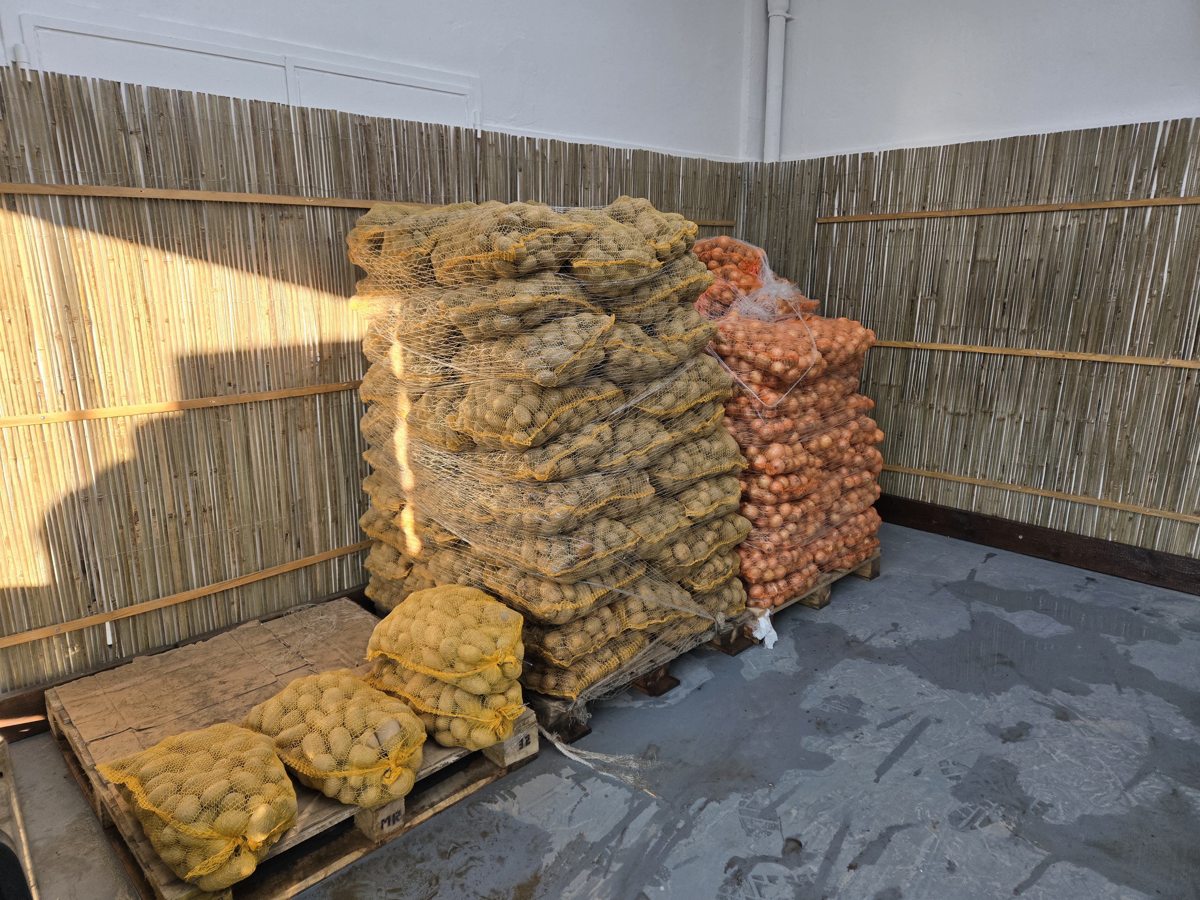 Warzywa w skrzynkach na hali