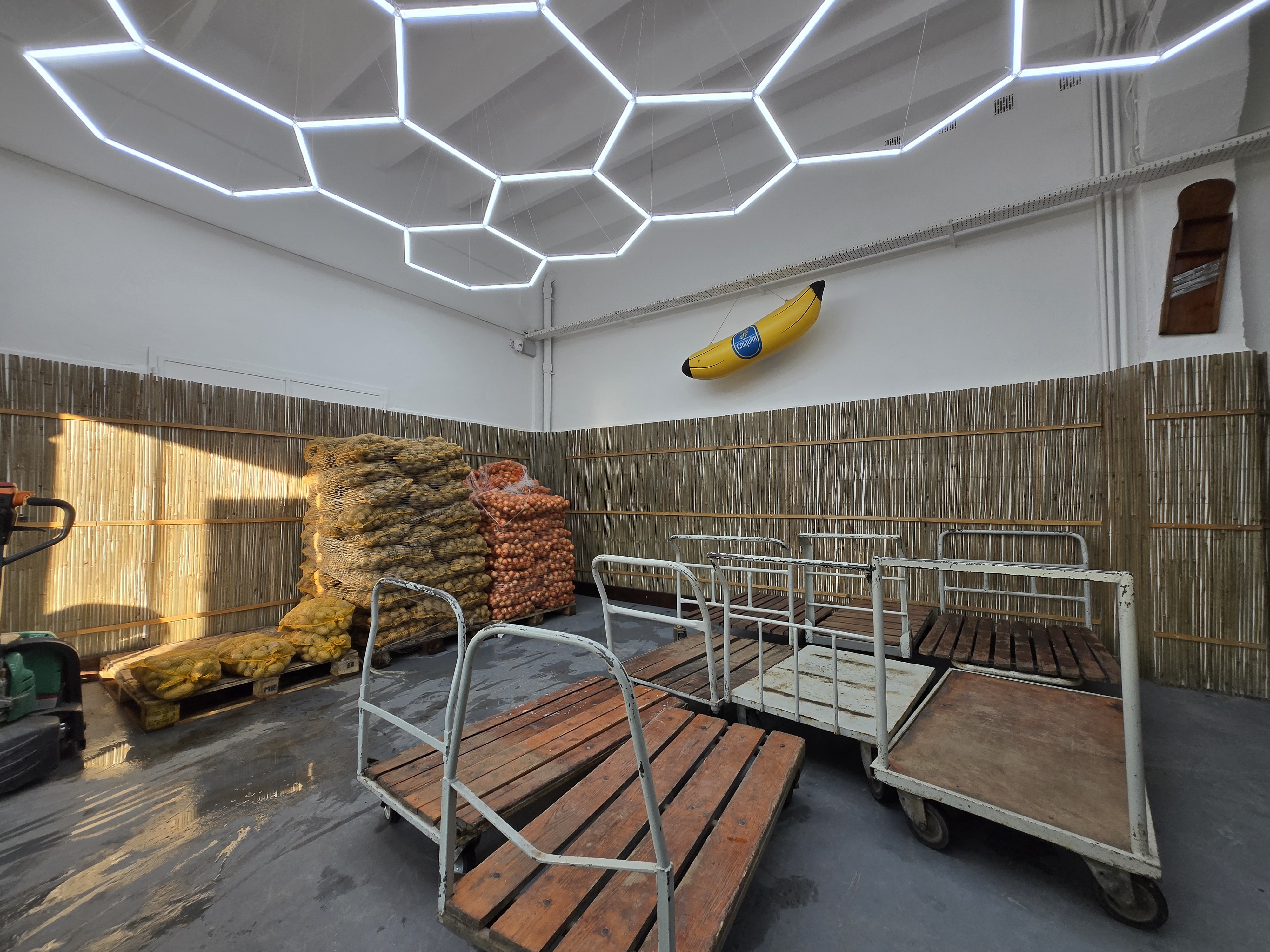 Korytarz hali hurtowni Vitamina z paletami