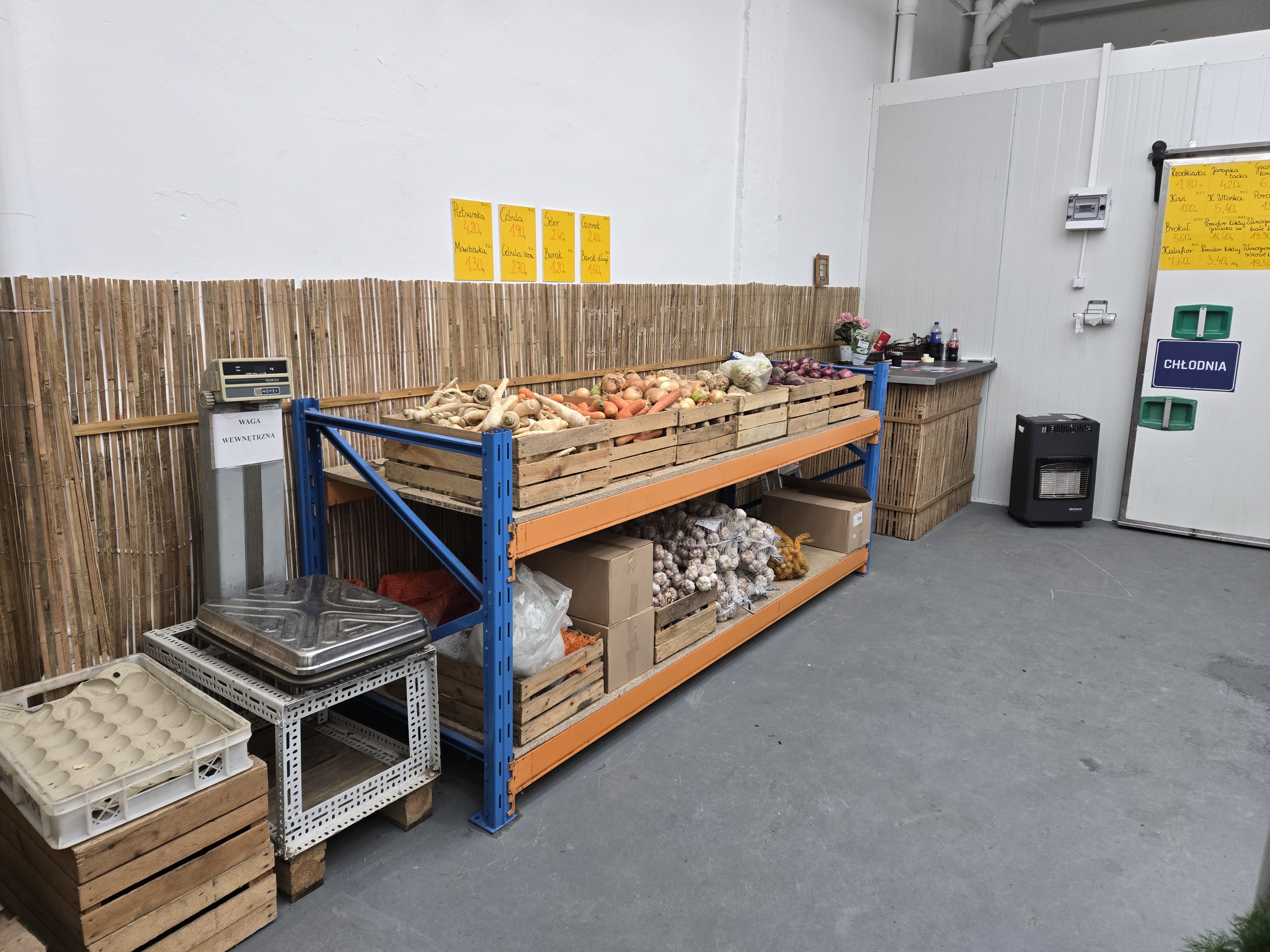 Warzywa w dużych workach na paletach