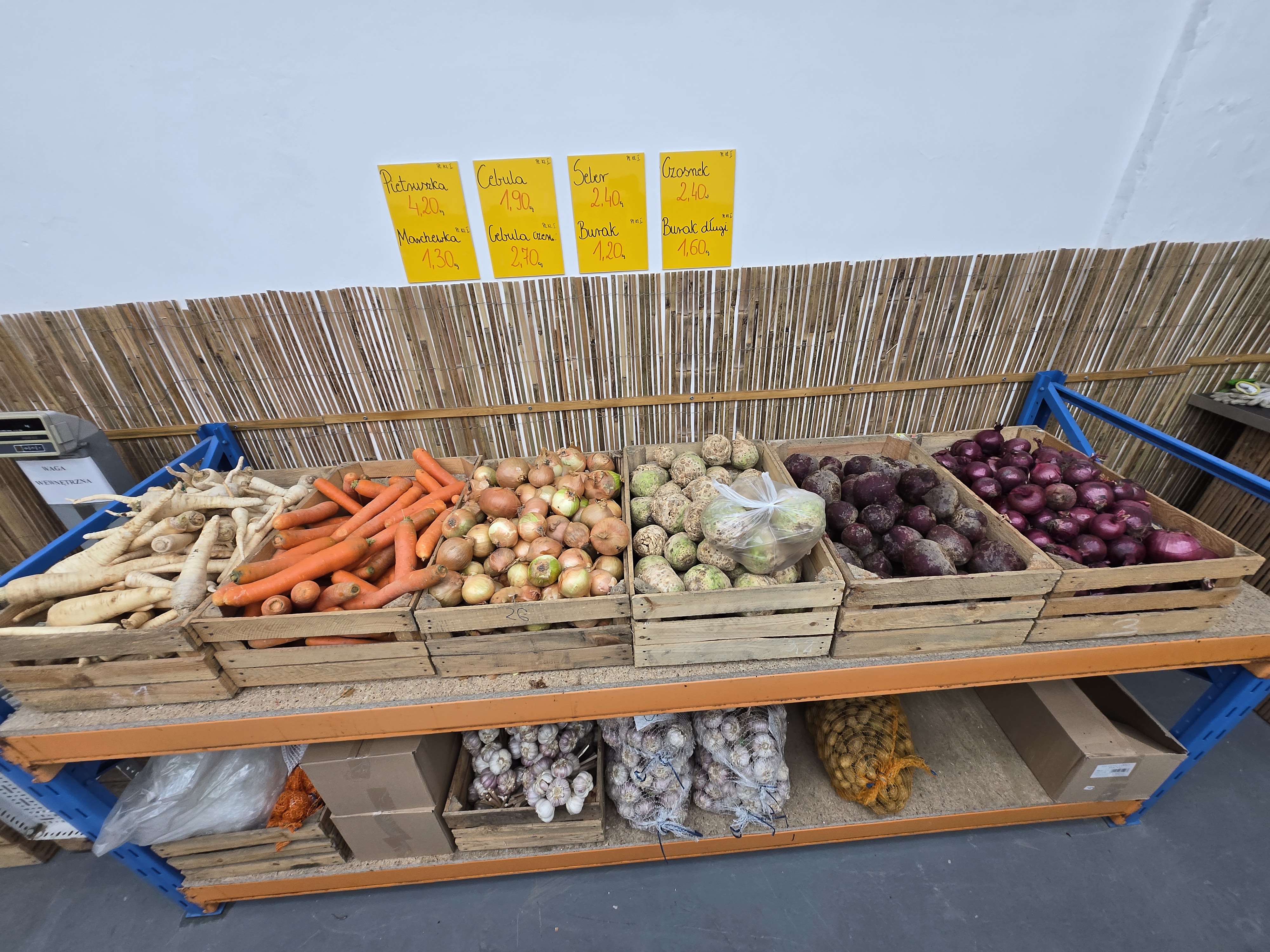 Regał z kartonami owoców i warzyw