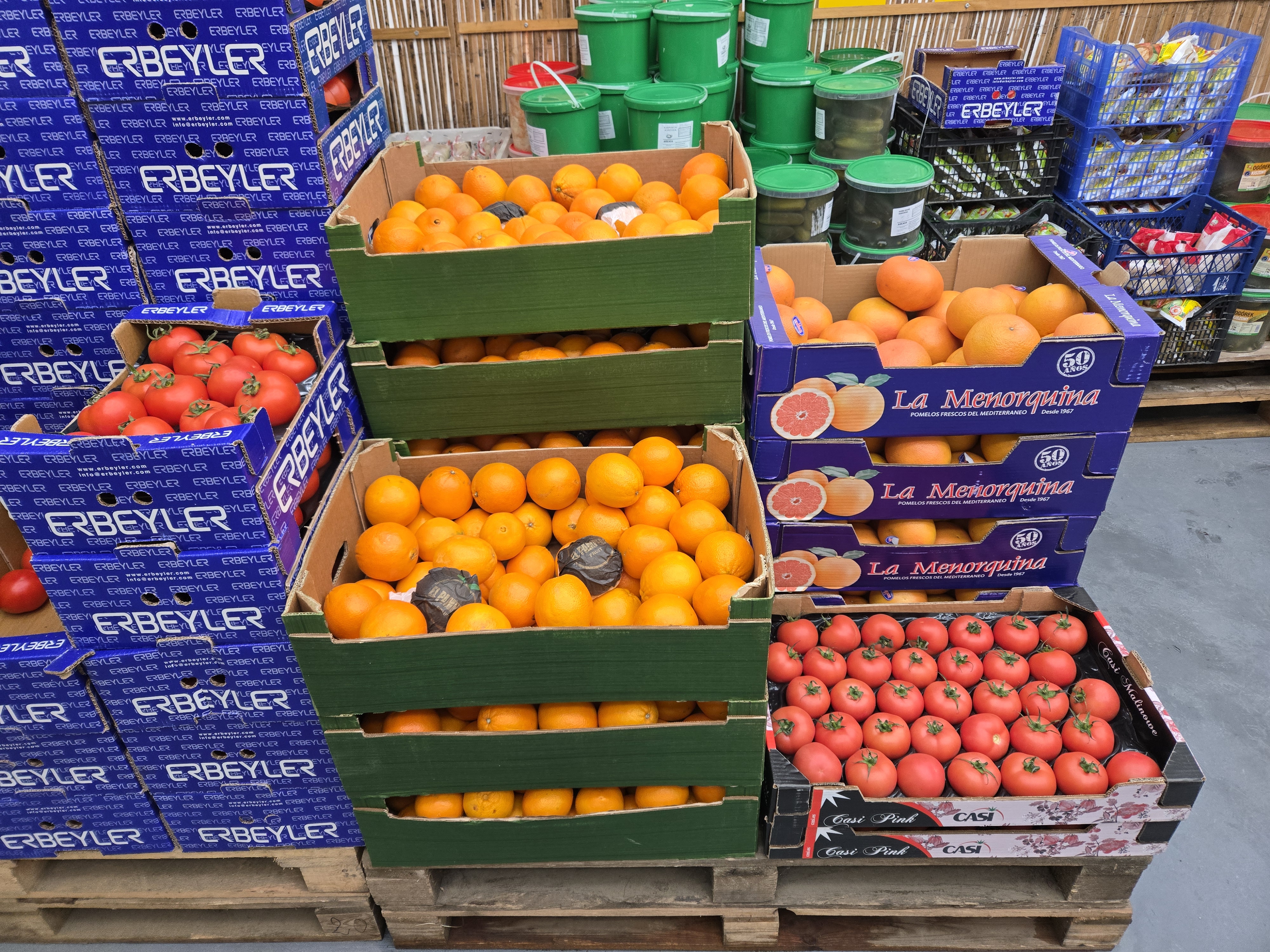 Skrzynki z kapustą i innymi warzywami