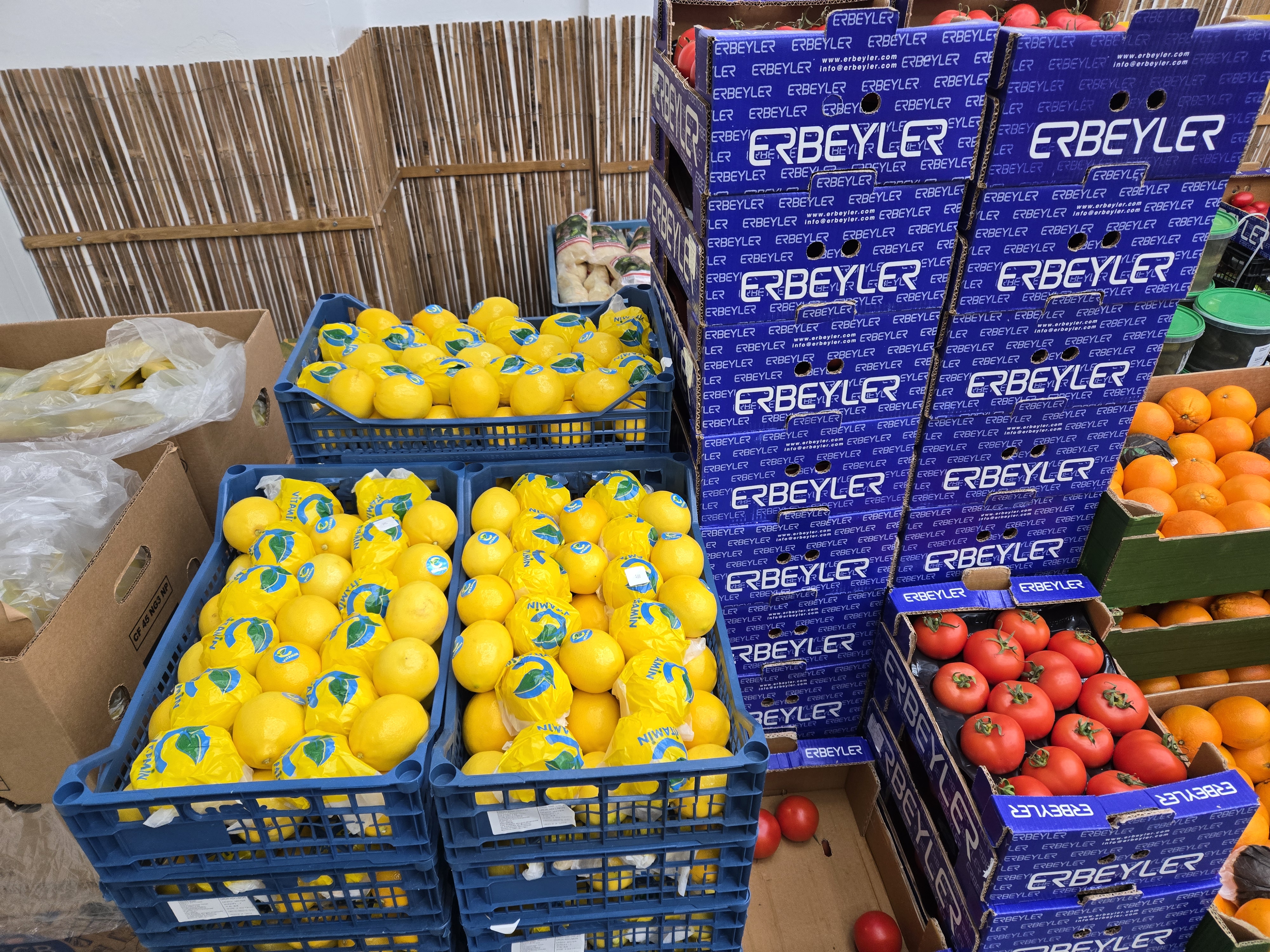 Regał z kartonami owoców i warzyw