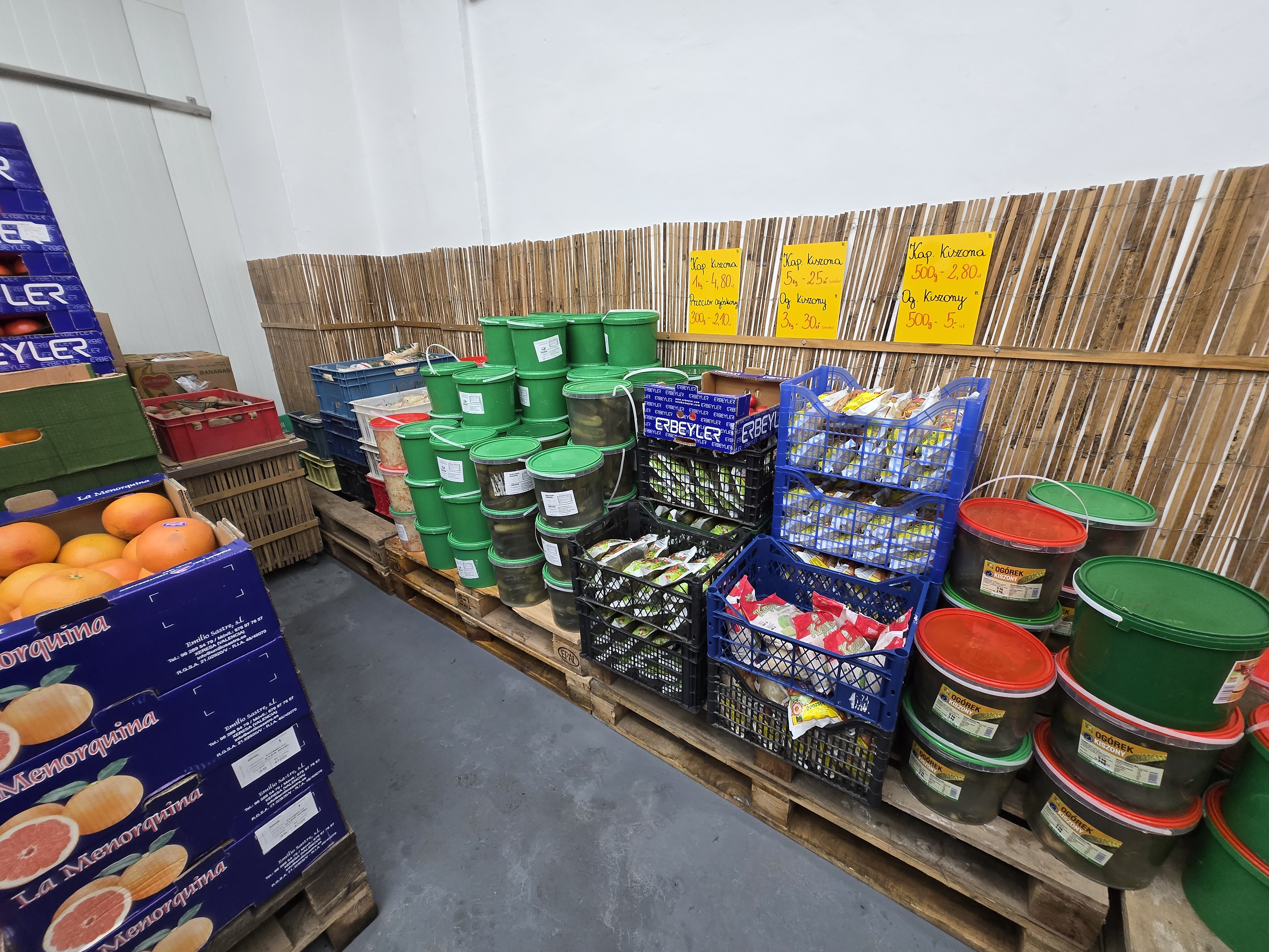 Worki warzyw ustawione na paletach w hali