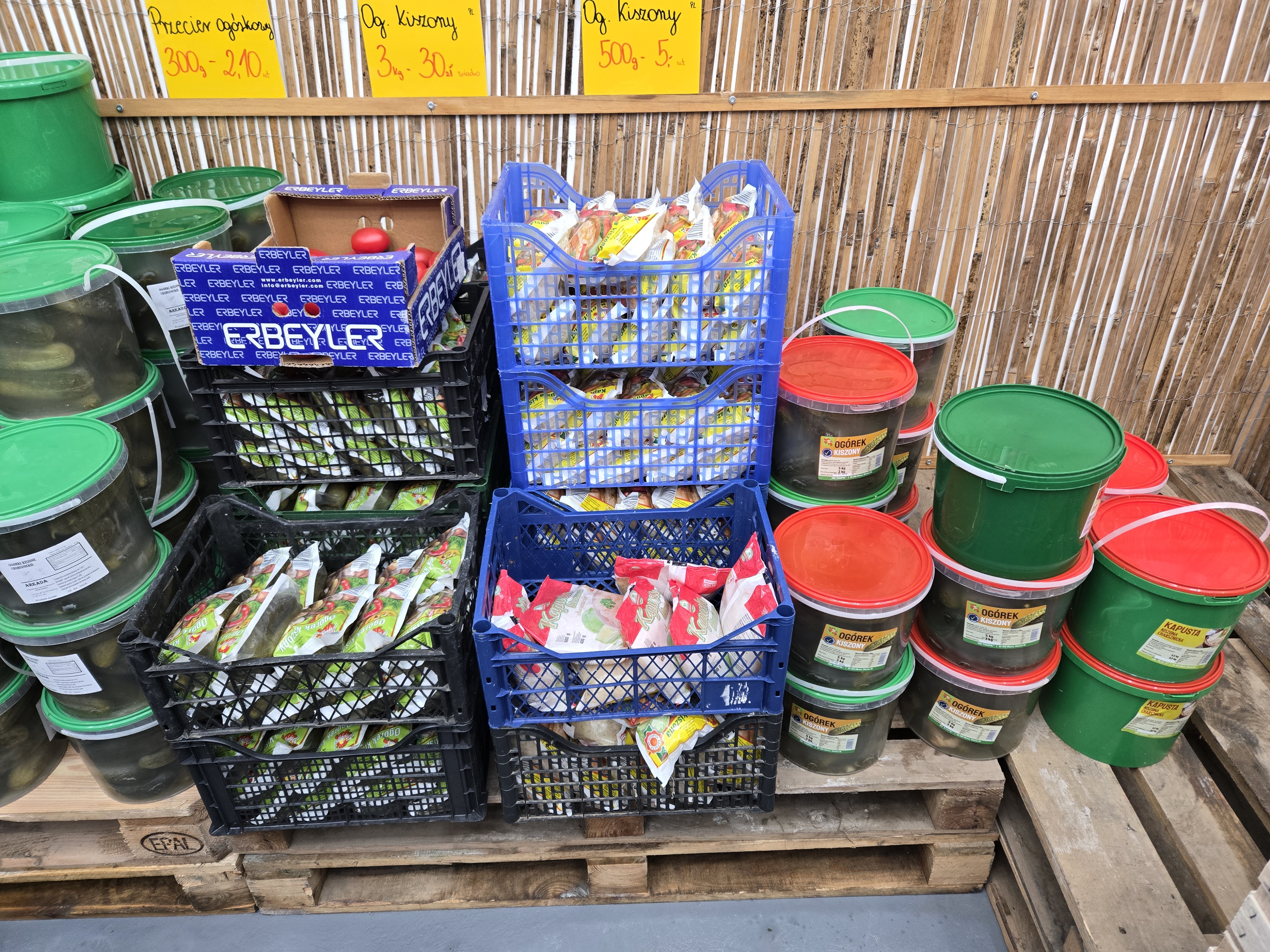 Skrzynki z warzywami na palecie