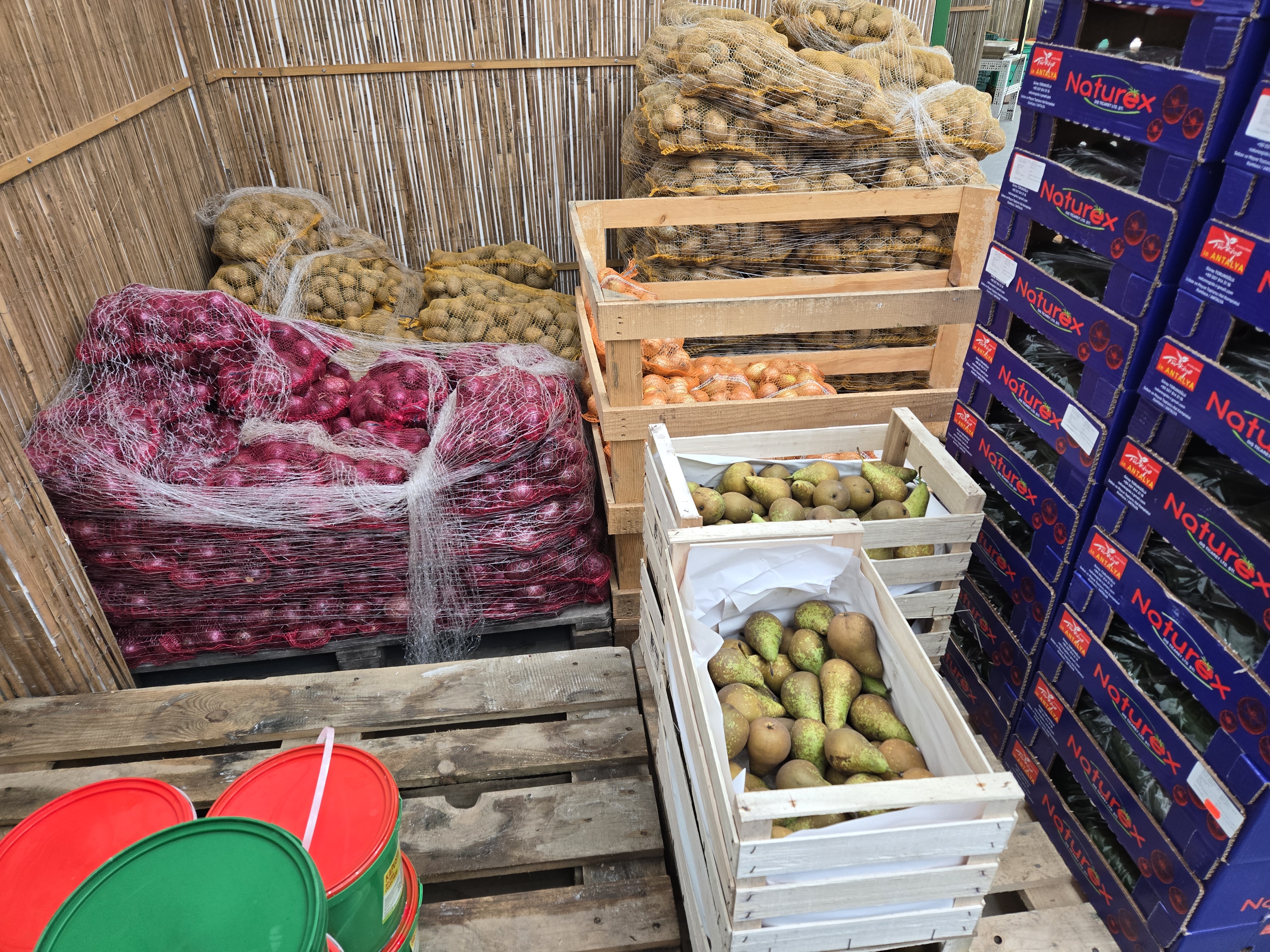 Skrzynki z warzywami w hali hurtowni Vitamina