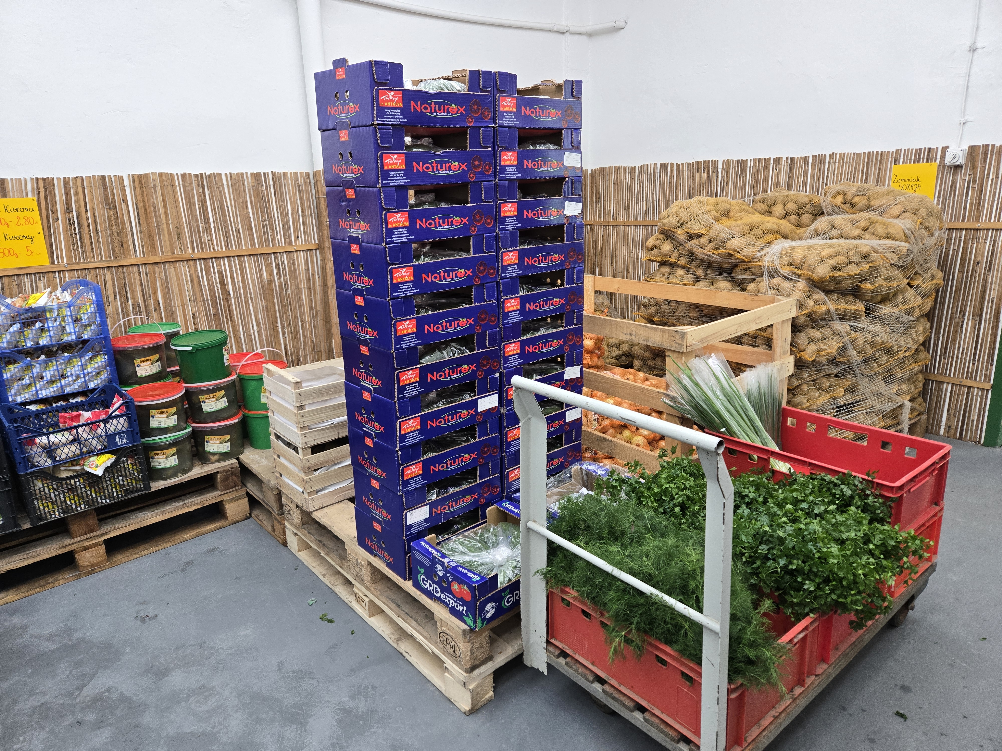 Skrzynki z warzywami przygotowane do wydania