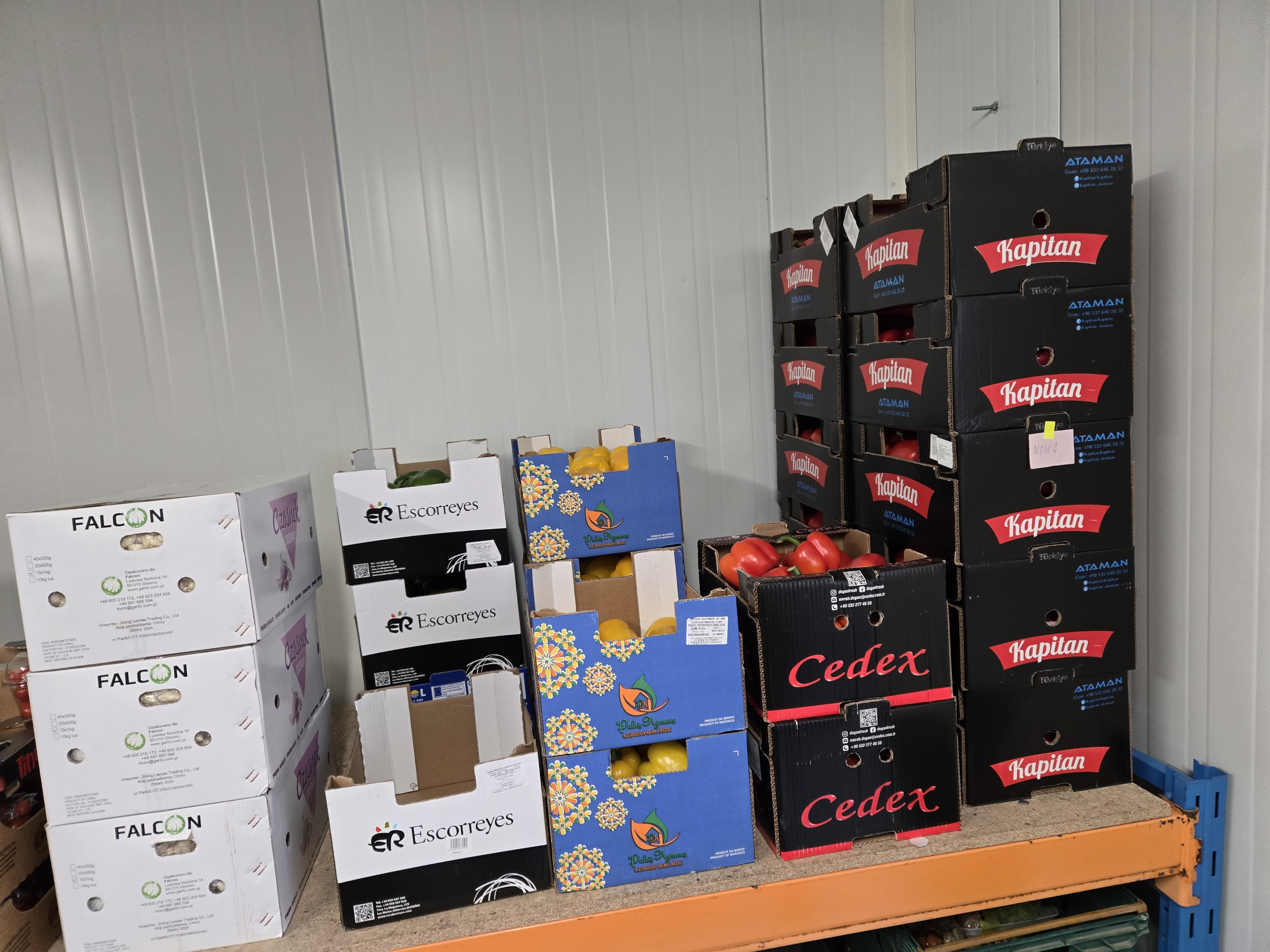 Kartony z owocami ustawione na regale