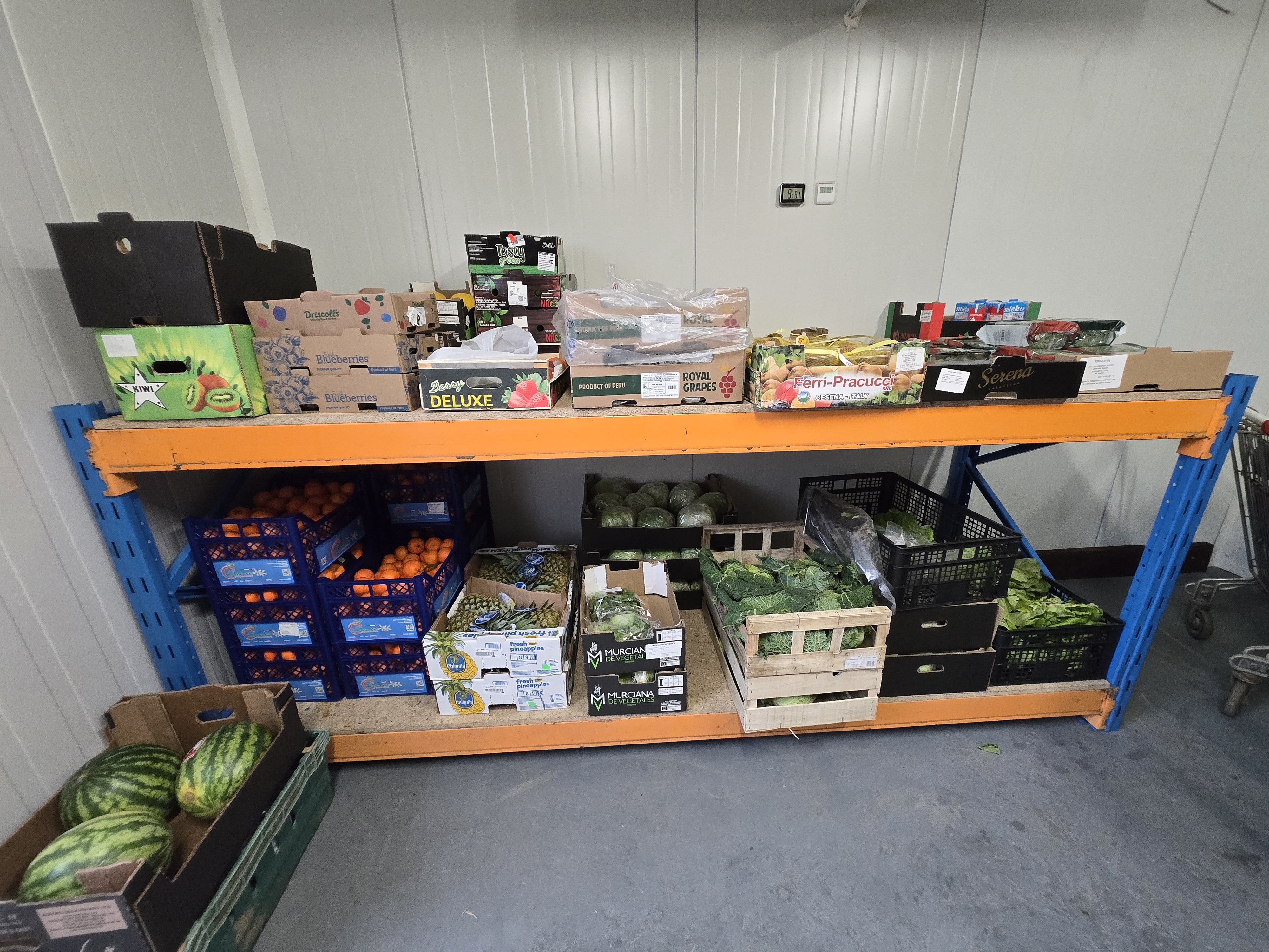 Skrzynki z warzywami i owocami na podłodze