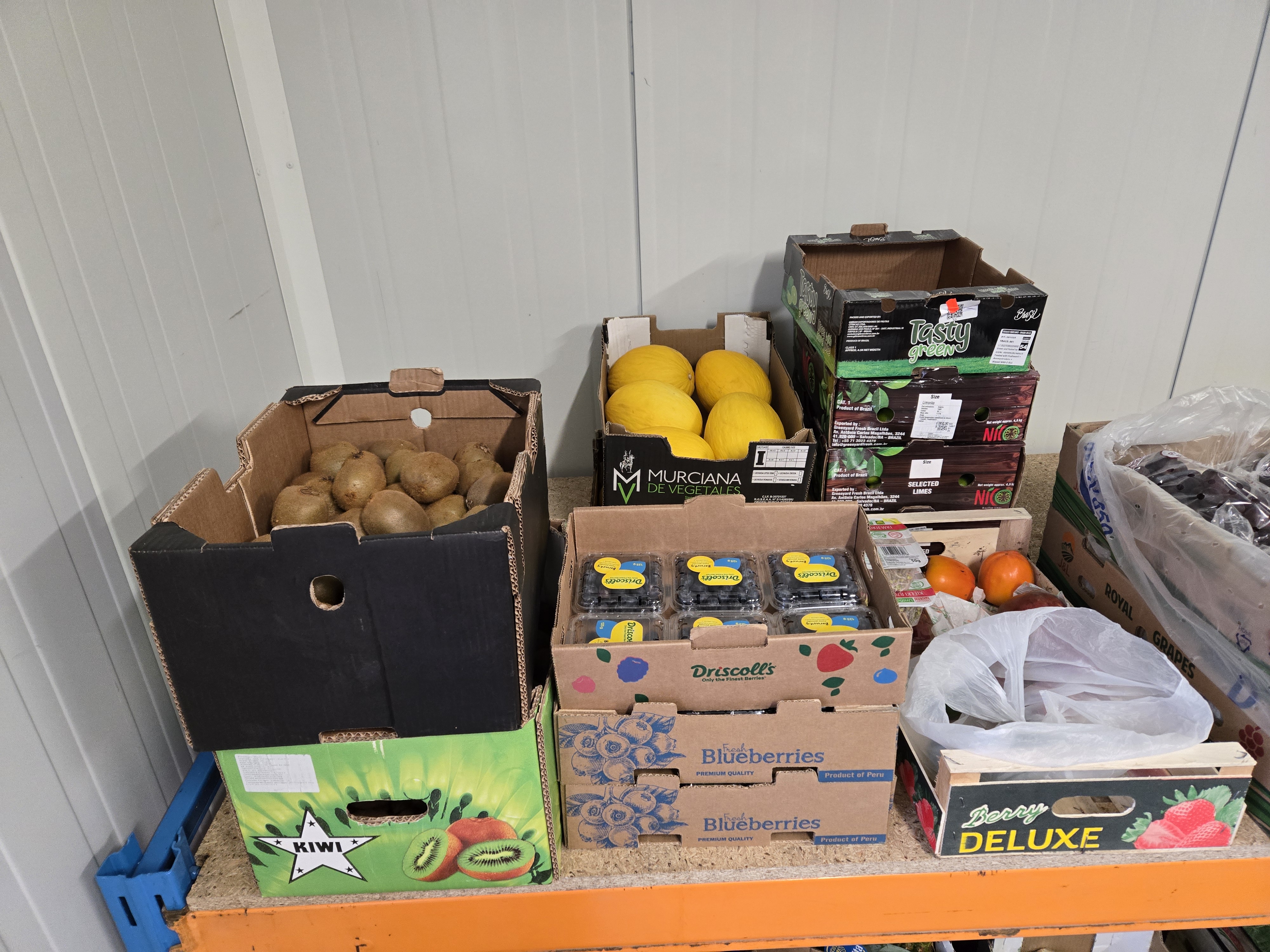 Warzywa w workach ustawione na paletach