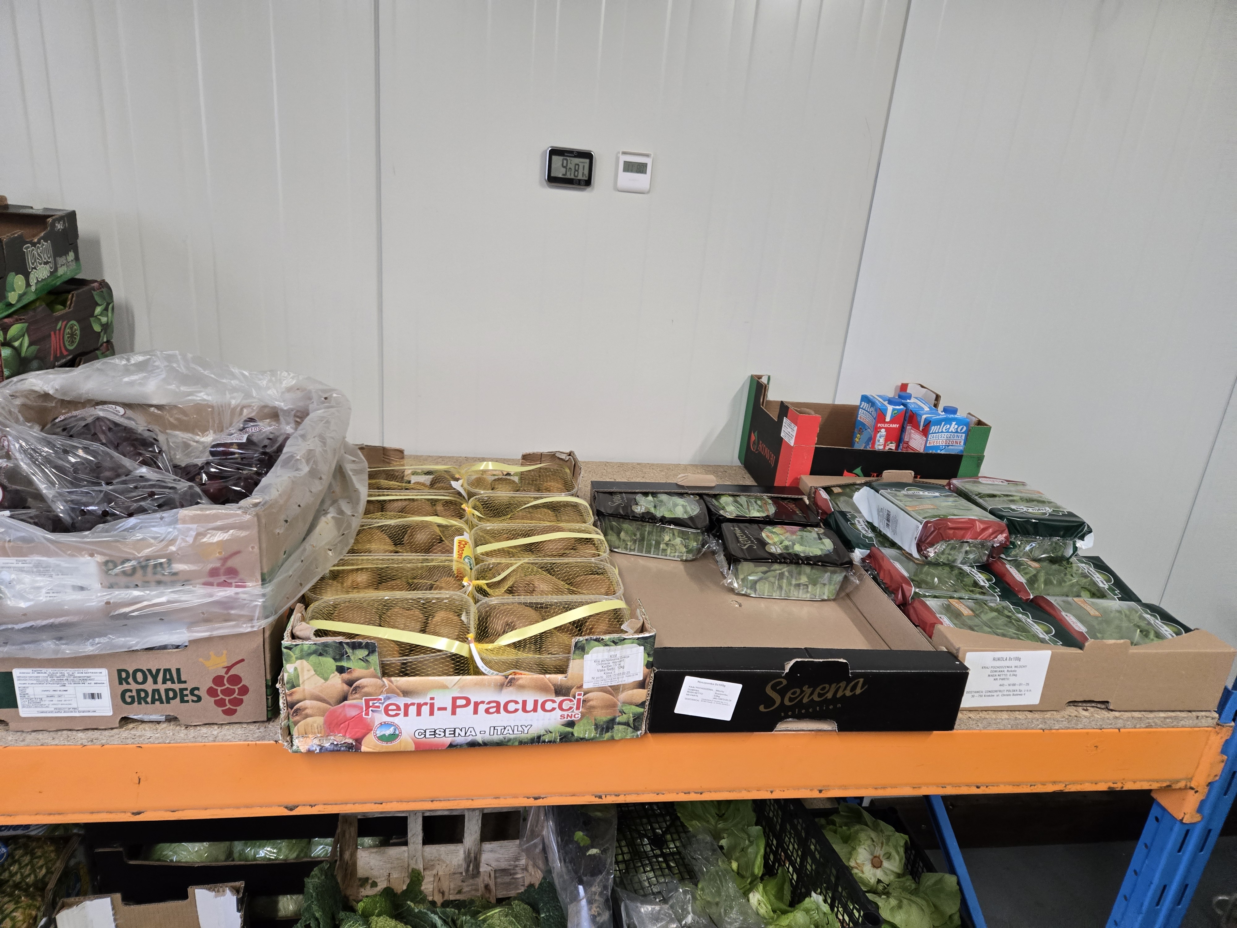 Skrzynki z owocami i warzywami przygotowane do wysyłki