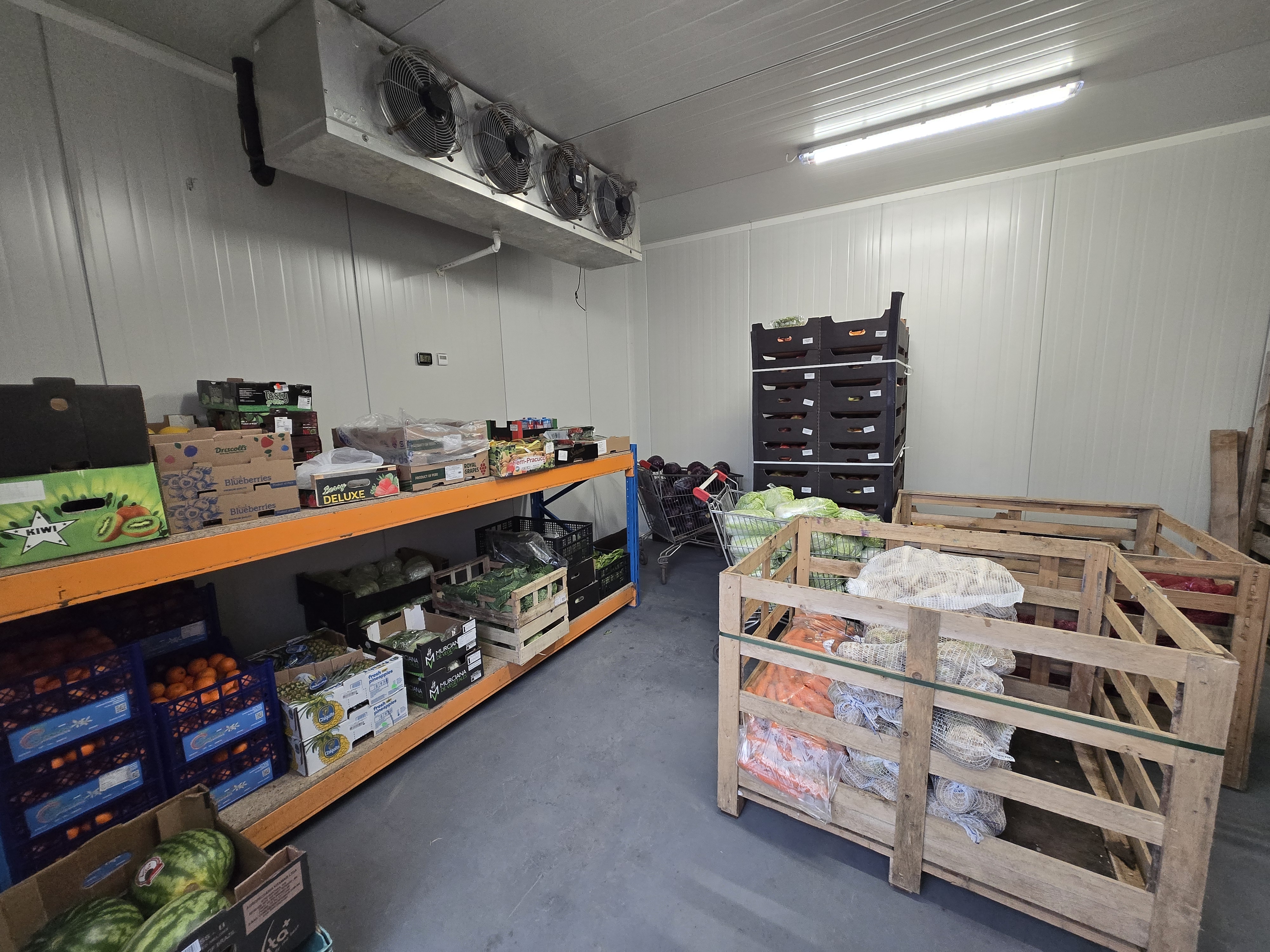 Warzywa w kartonach i skrzynkach